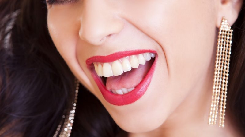 Zatoč se žlutými zuby – přírodní způsoby, jak na to!