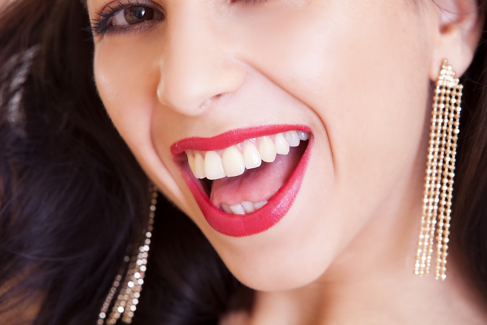 Zatoč se žlutými zuby – přírodní způsoby, jak na to!