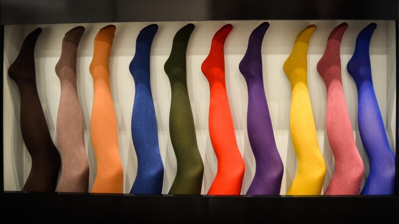 Jaké punčochy se nosí: trendy, barvy, vzory a stylové kombinace