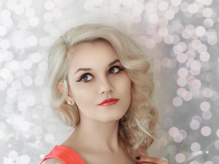 Jak se učesat na ples doma: tipy a triky pro elegantní účes svépomocí