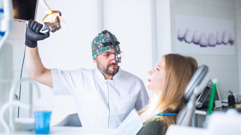 Dospíváte nebo jste čerstvě dospělí? K jakým lékařům byste měli pravidelně chodit